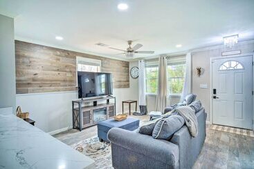 Blue Cottage In The Bayou  W/ Private Yard!