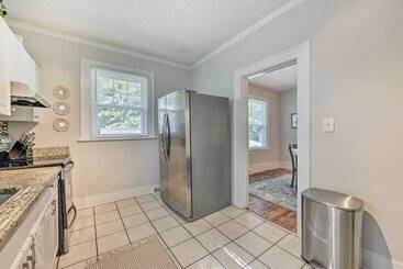 Charming Charlotte Abode W/ Deck & Fire Pit!
