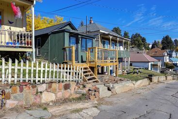Centrally Located Mountain Getaway In Lead!