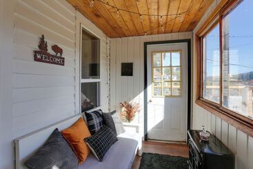 Centrally Located Mountain Getaway In Lead!