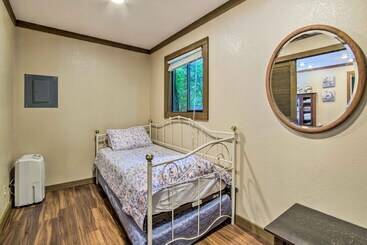 Coos Bay Cottage W/ Fireplace & Bbq Patio!
