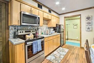 Coos Bay Cottage W/ Fireplace & Bbq Patio!