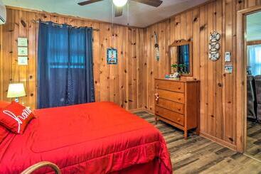 بيت ريفى Cozy Kentucky Cabin W/ Sunroom, Yard & Views!