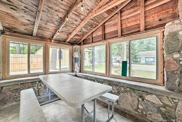 Cozy Prudenville Cabin: Walk To Houghton Lake