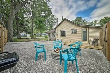 Cozy Prudenville Cabin: Walk To Houghton Lake