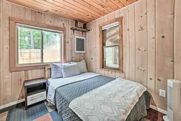 Cozy Prudenville Cabin: Walk To Houghton Lake