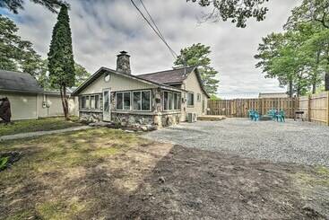Cozy Prudenville Cabin: Walk To Houghton Lake