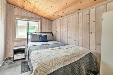 Cozy Prudenville Cabin: Walk To Houghton Lake