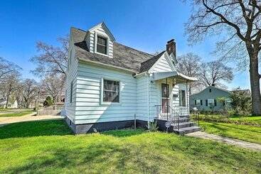 Cozy Retreat W/ Yard ~ 2 Mi To Lake Michigan!