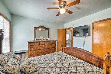 Cozy Retreat W/ Yard ~ 2 Mi To Lake Michigan!