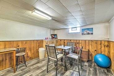 Cozy Retreat W/ Yard ~ 2 Mi To Lake Michigan!