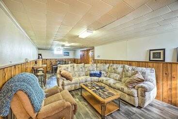 Cozy Retreat W/ Yard ~ 2 Mi To Lake Michigan!