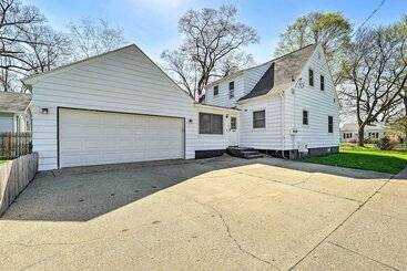 Cozy Retreat W/ Yard ~ 2 Mi To Lake Michigan!