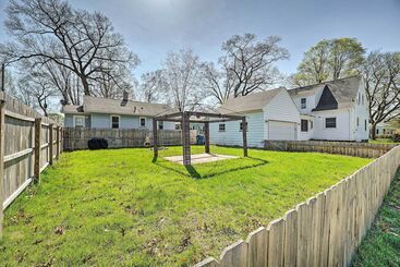 Cozy Retreat W/ Yard ~ 2 Mi To Lake Michigan!