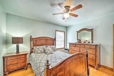 Cozy Retreat W/ Yard ~ 2 Mi To Lake Michigan!