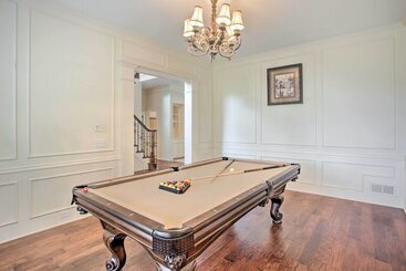 کلبه Elegant Plano Home W/ Private Outdoor Pool!