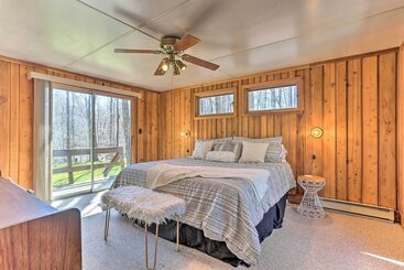 コテージ Walk To Big Bass Lake: Family Home W/ Deck!