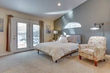 茅舍 Inviting Great Falls Home W/ Wraparound Deck!
