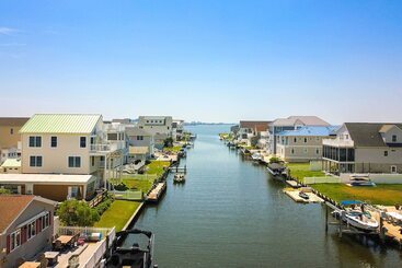 Lovely Fenwick Island Home W/ Fire Pit + Bay Views