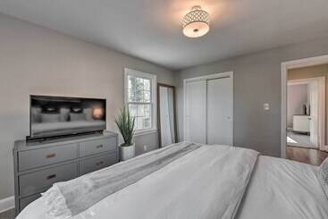 Mid Century Modern Cottage In Ardmore Area!