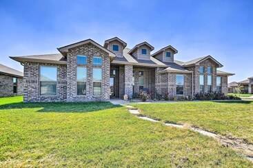Modern Amarillo House W/ Fire Pit + Hot Tub!