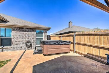 Modern Amarillo House W/ Fire Pit + Hot Tub!