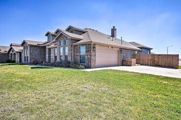 Modern Amarillo House W/ Fire Pit + Hot Tub!