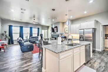 Modern Amarillo House W/ Fire Pit + Hot Tub!