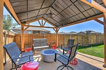 Modern Amarillo House W/ Fire Pit + Hot Tub!