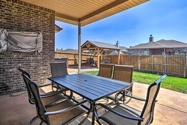 Modern Amarillo House W/ Fire Pit + Hot Tub!