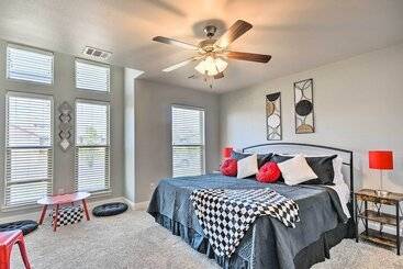 Modern Amarillo House W/ Fire Pit + Hot Tub!