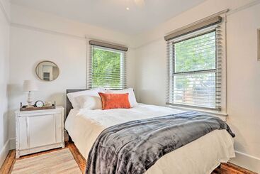 Сельский дом Pet Friendly Baker City Escape W/ Private Yard!