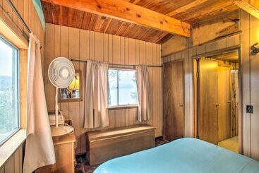 بيت ريفى Remote Escape: Serene Lakeside Cabin W/ Beach