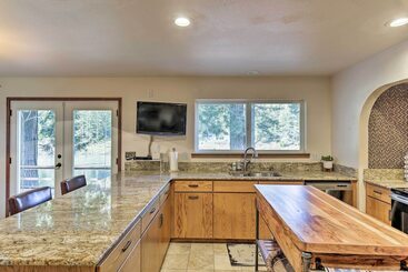 קוטג'' Riverfront Crescent City Home, 8 Mi To Beach!