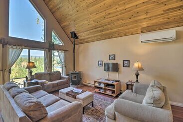 コテージ Riverfront Hungry Horse House With Large Deck!