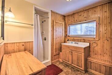 Rustic Eucha Dwelling W/ Balcony, Grand Lake Views