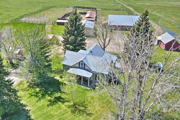 The Farmstead  On 10 Acres W/ Mountain Views!