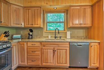 Timber Home: Walk To Slopes & N Conway Shops!
