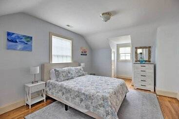 茅舍 Beachfront Urbanna Home W/ Gas Grill & Deck!