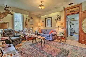 별장 Big Dog Friendly Home W/ Porch & Private Yard
