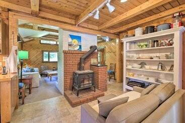 Boothbay Harbor Cabin W/spacious Deck & Yard!