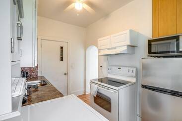 کلبه Cedar Rapids Vacation Home Near Downtown District!