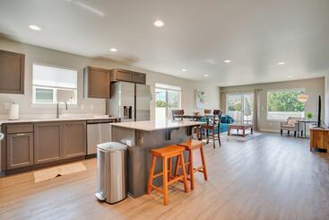 Charming Home W/ Mtn & Columbia River Views!