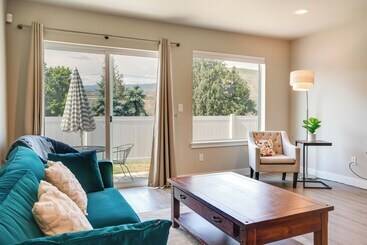 Charming Home W/ Mtn & Columbia River Views!