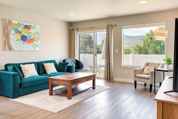 Charming Home W/ Mtn & Columbia River Views!