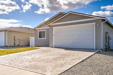 Charming Home W/ Mtn & Columbia River Views!