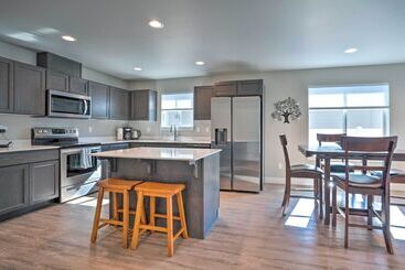 Charming Home W/ Mtn & Columbia River Views!