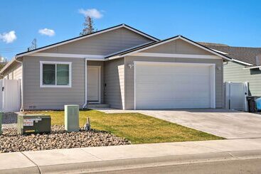 Charming Home W/ Mtn & Columbia River Views!