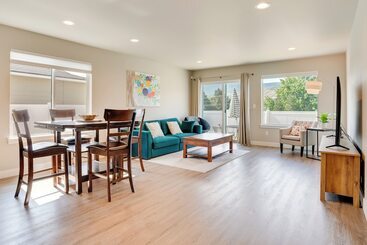 Charming Home W/ Mtn & Columbia River Views!