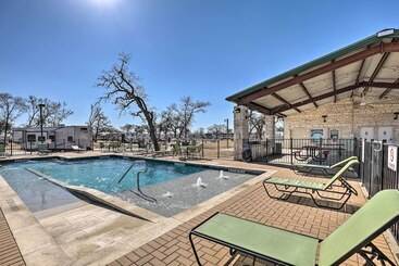 Tiny Home W/ Pool Access, 8 Mi To Downtown Austin!